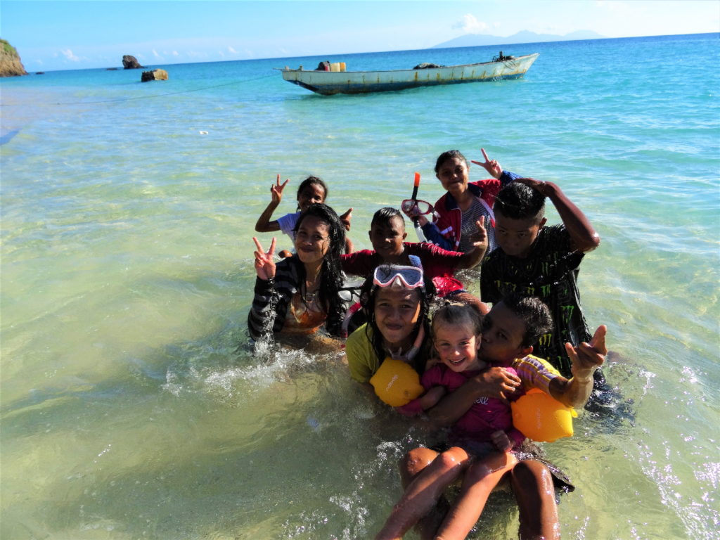 les filles avec les masques et les tubas à mahoro, pulau siau