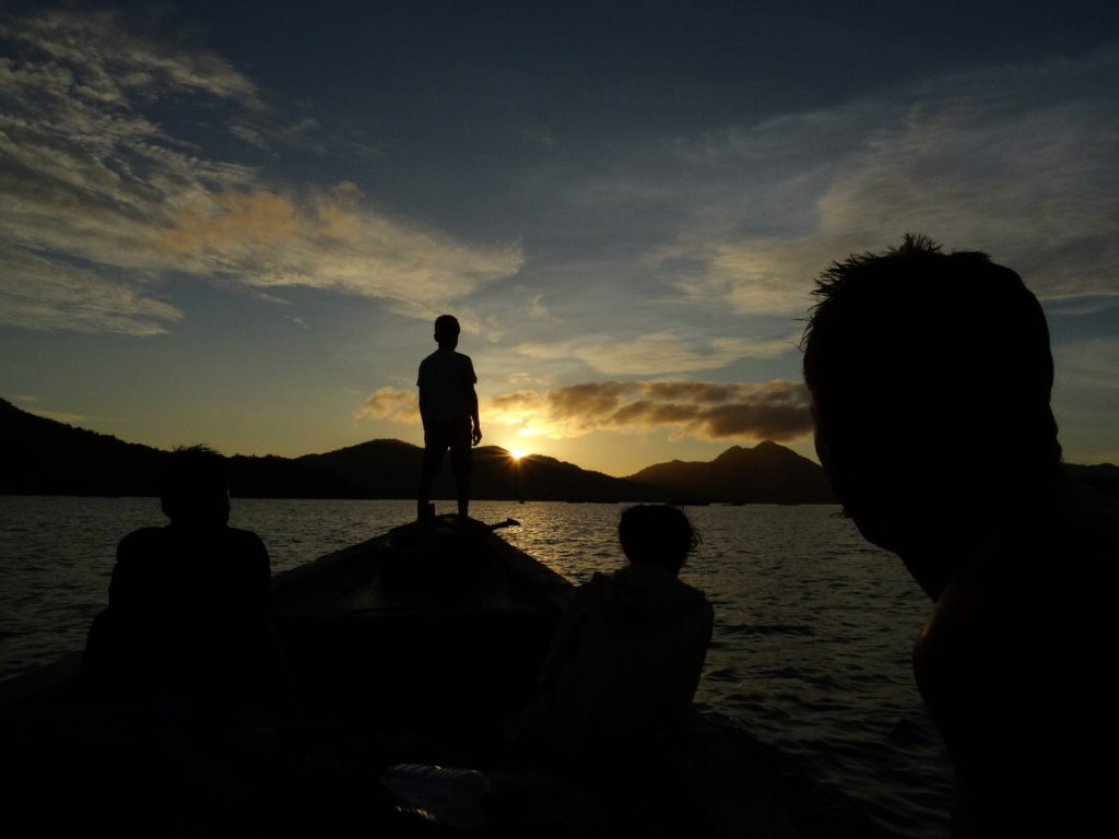 coucher de soleil sur pulau siau depuis notre bateau pour mahoro