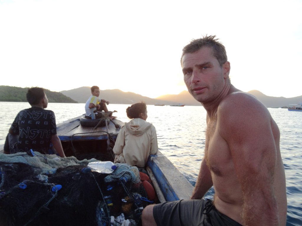 coucher de soleil sur pulau siau depuis notre bateau pour mahoro