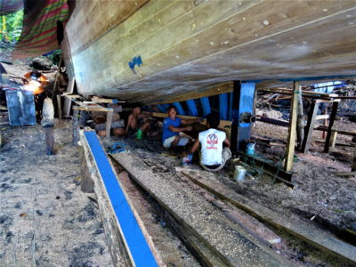 Pulau Siau : construction d’un bateau et coucher de soleil aux sources d’eau chaude