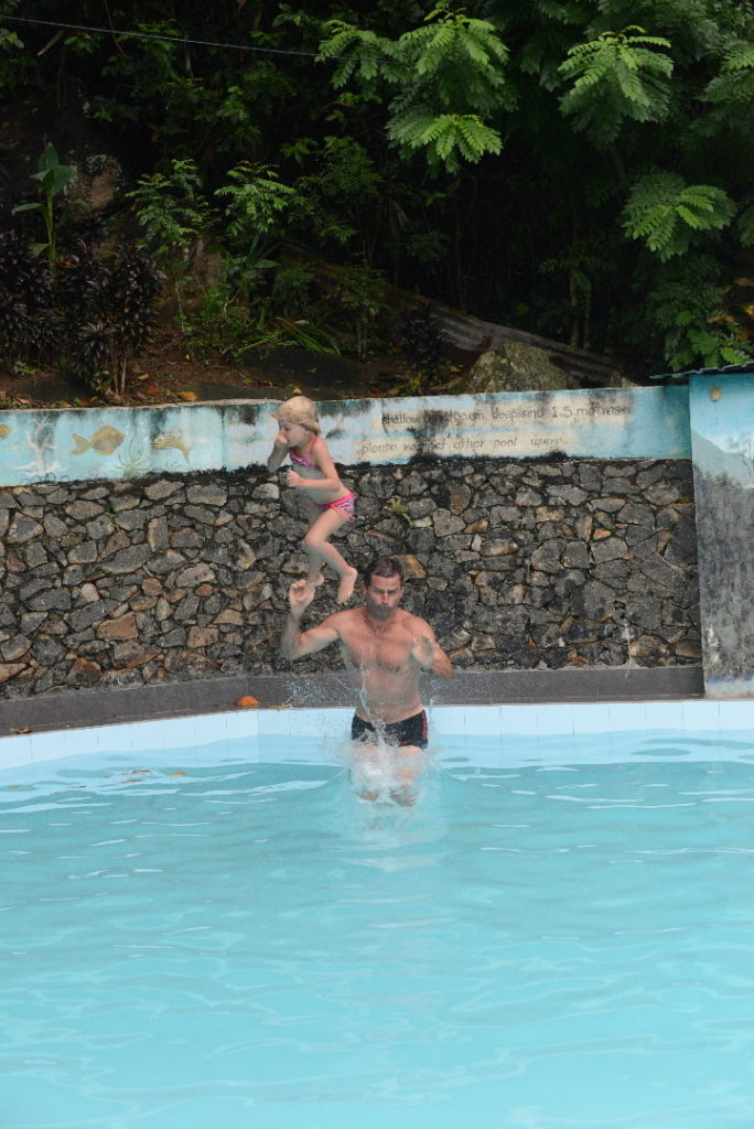 chatounette et chaton sautent dans la piscine de notre guest-house à Unawatuna