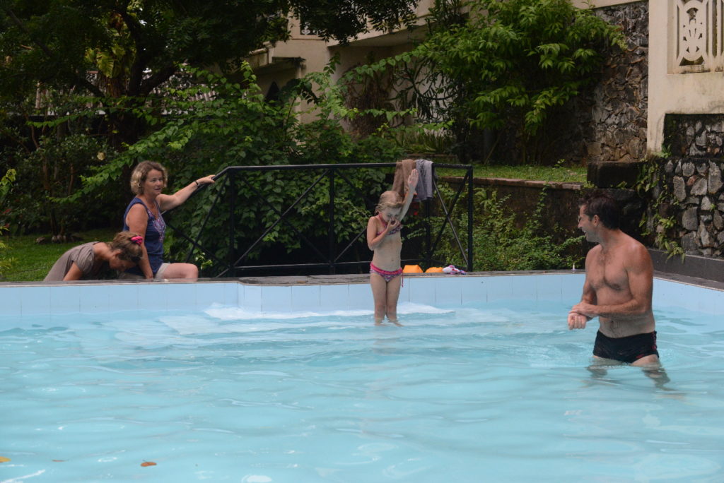 chatounette plonge dans la piscine de notre guest-house à Unawatuna
