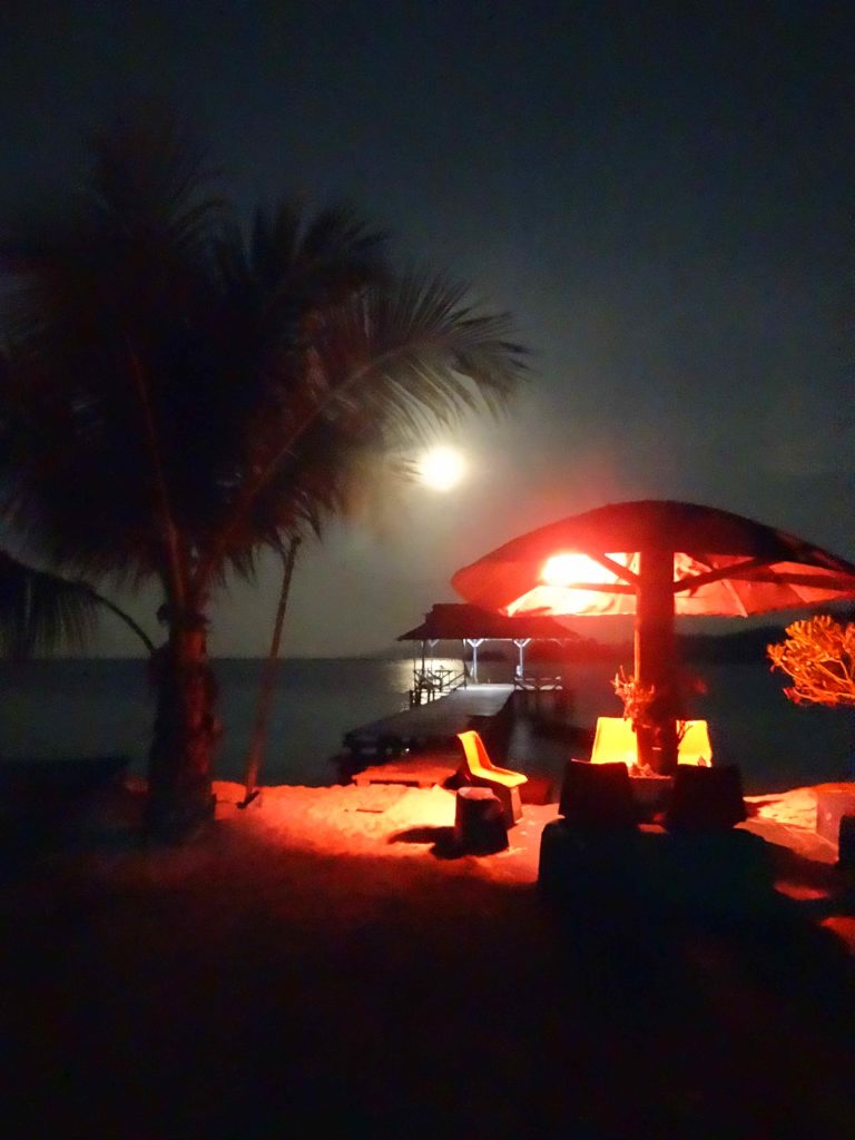 soirée sur la plage de lestari, malenge, togian