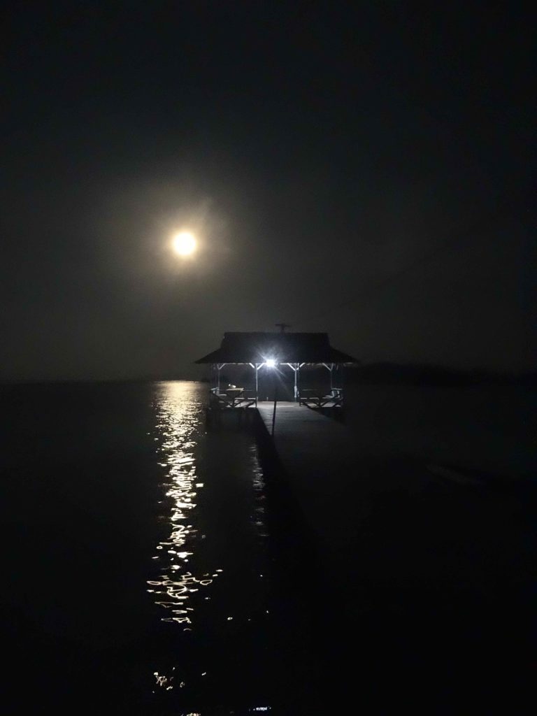 soirée sur la plage de lestari, malenge, togian, au clair de lune
