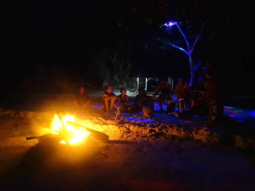 soirée feu sur la plage de lestari, malenge, togian