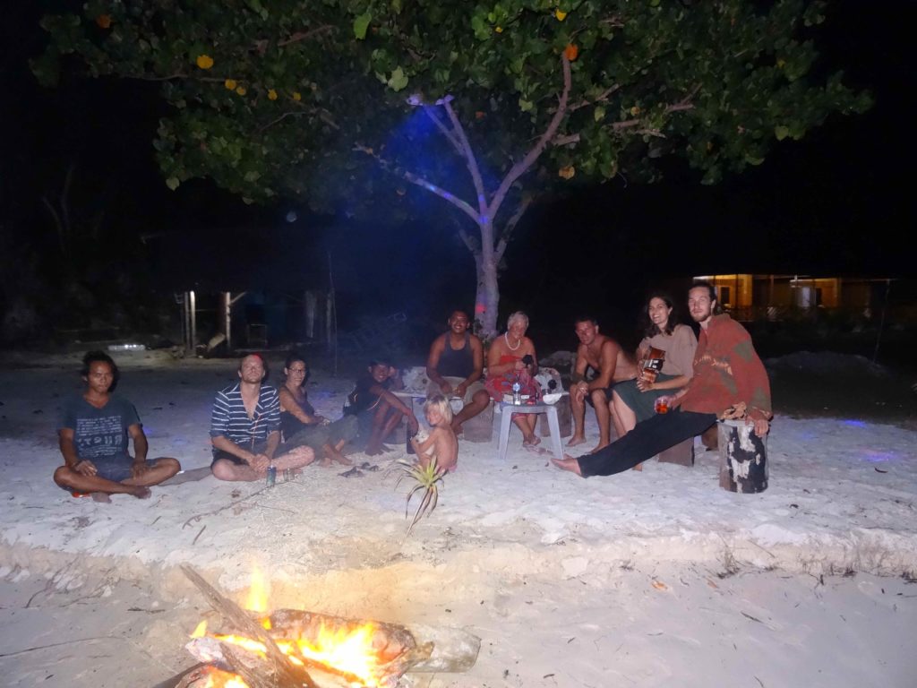 soirée feu sur la plage de lestari, malenge, togian