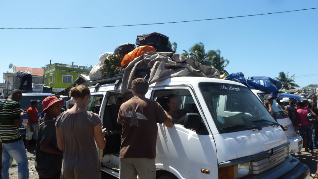 chargement de notre taxi-brousse à tamatave