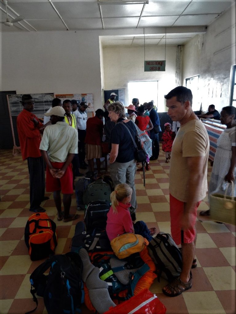 file d'attente pour le check-in à l'aéroport de maroantsetra