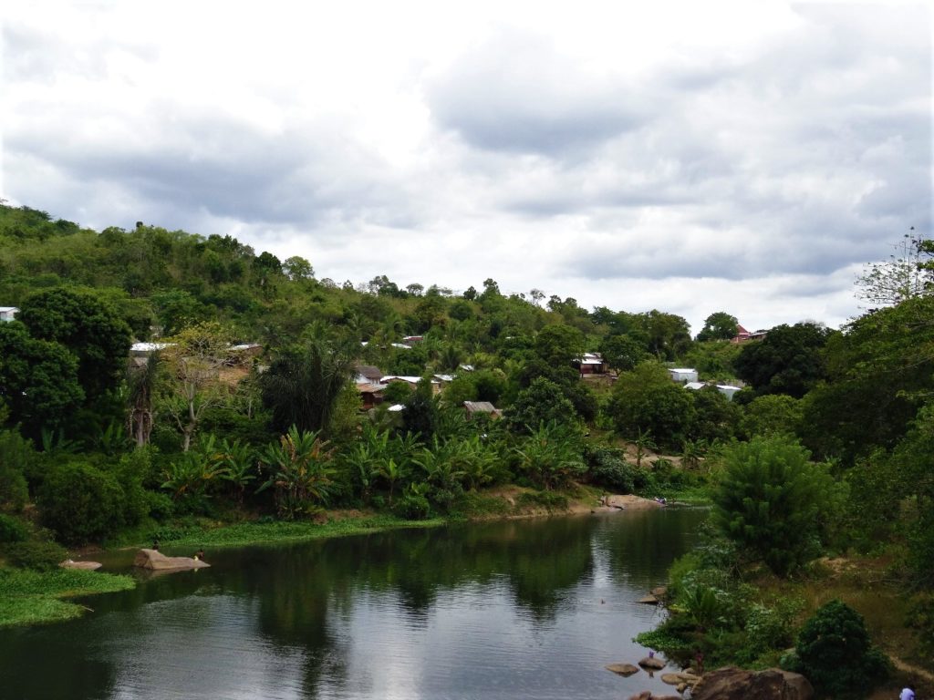 trajet en taxi-brousse entre sambave et ambilobe, paysage rivière