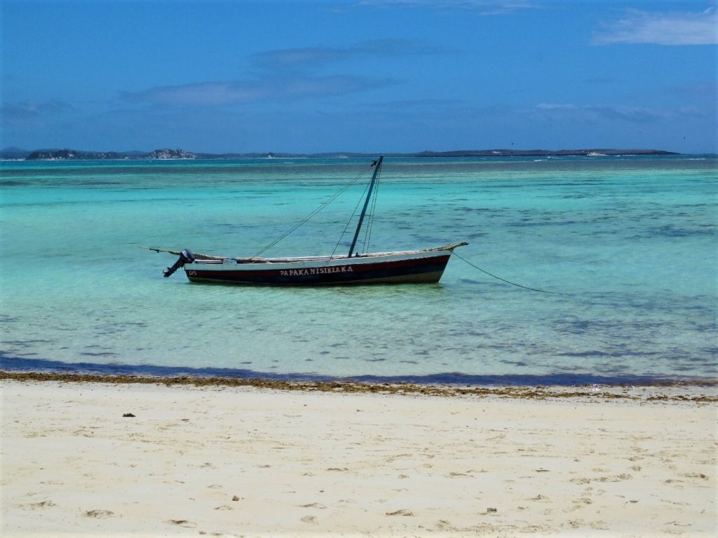 plage d'une île au milieu de la mer d'émeraude, bateau