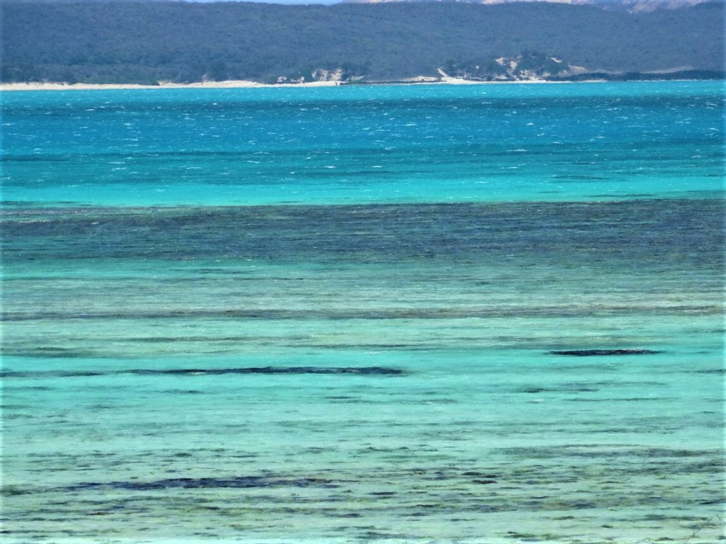 dégradé de bleu depuis une île au milieu de la mer d'émeraude