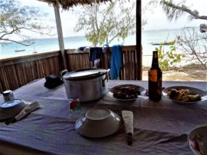 repas à l'île de la mer d'émeraude dans un baraquement