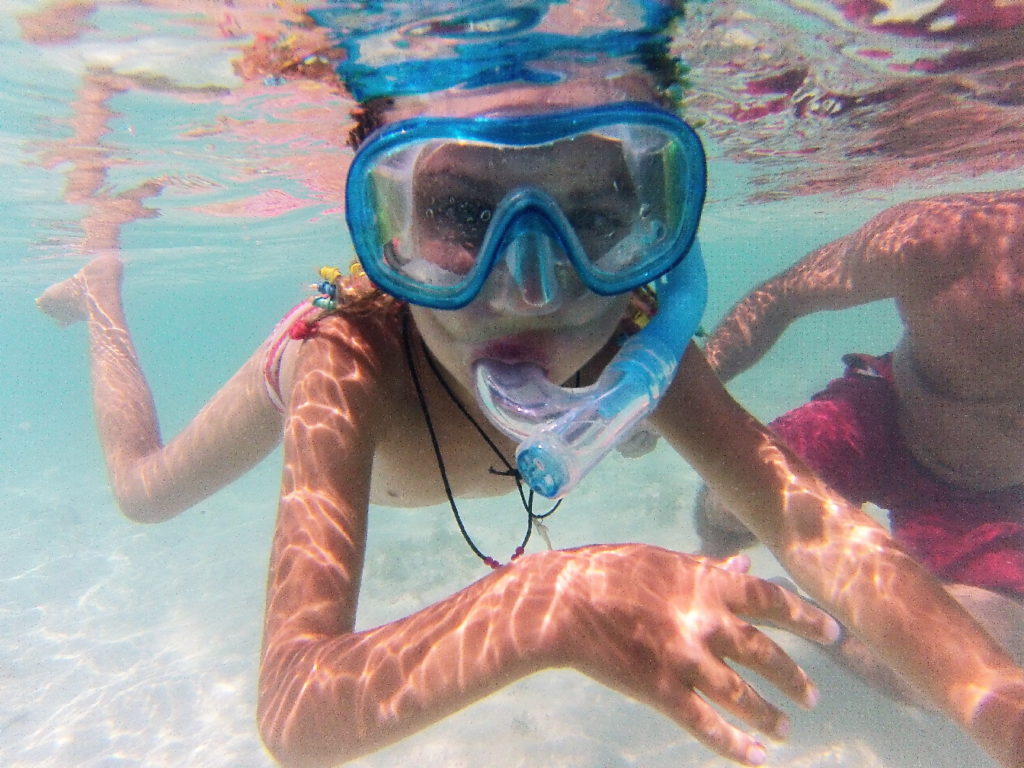 snorkeling mer d'émeraude, chatounette avec son masque et son tuba sous l'eau