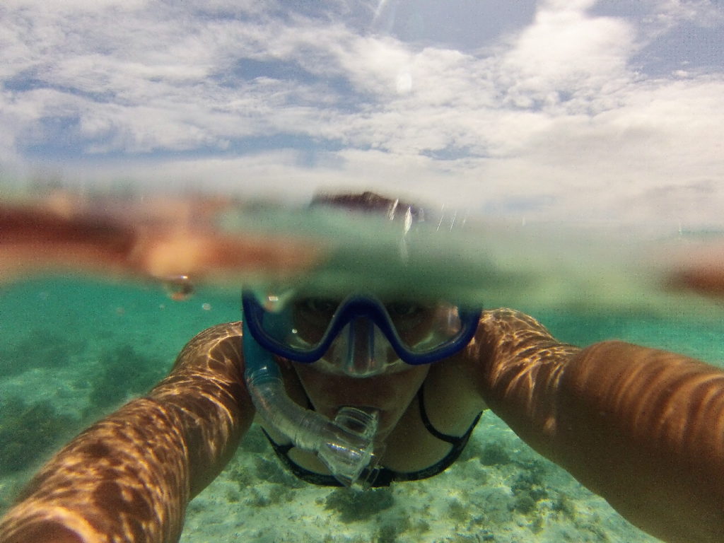 snorkeling mer d'émeraude, chatoune avec son masque et son tuba sous l'eau