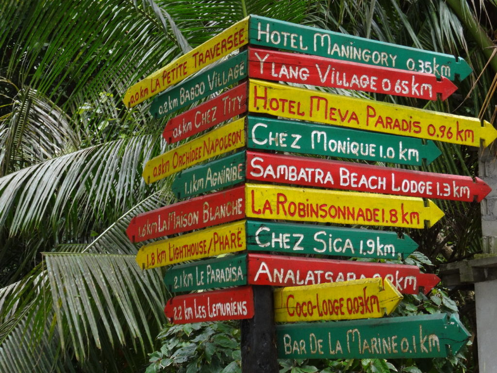 panneaux indicateurs sur île aux nattes