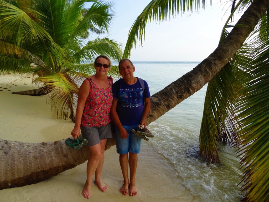 pépère et mamisa sur un cocotier sur une plage de l'île aux nattes, sainte-marie, madagascar