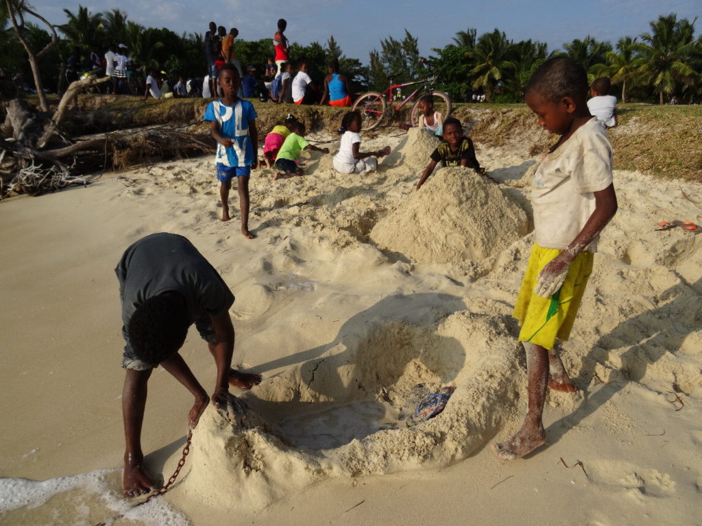 enfants sur une plage de l'île aux nattes, où se joue un match de football, sainte-marie, madagascar