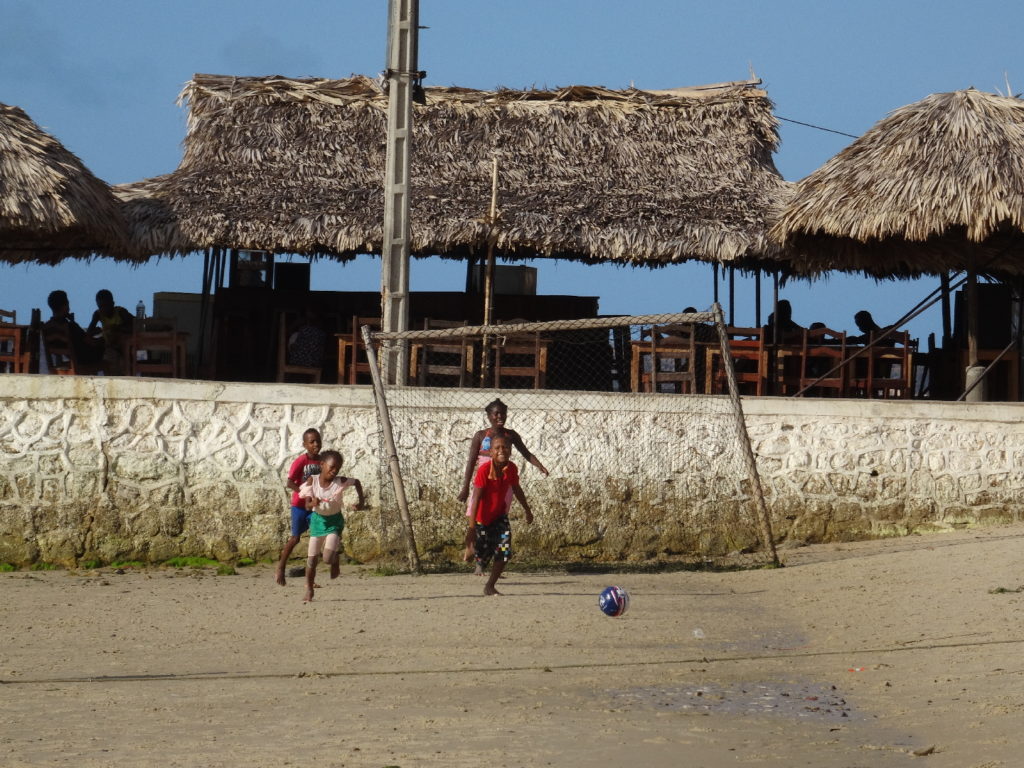 football sur la plage de ramena