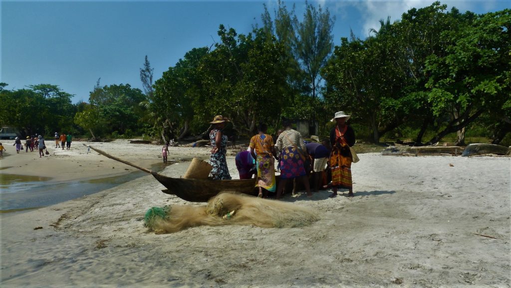 scène de vie plage de mahambo, pêche