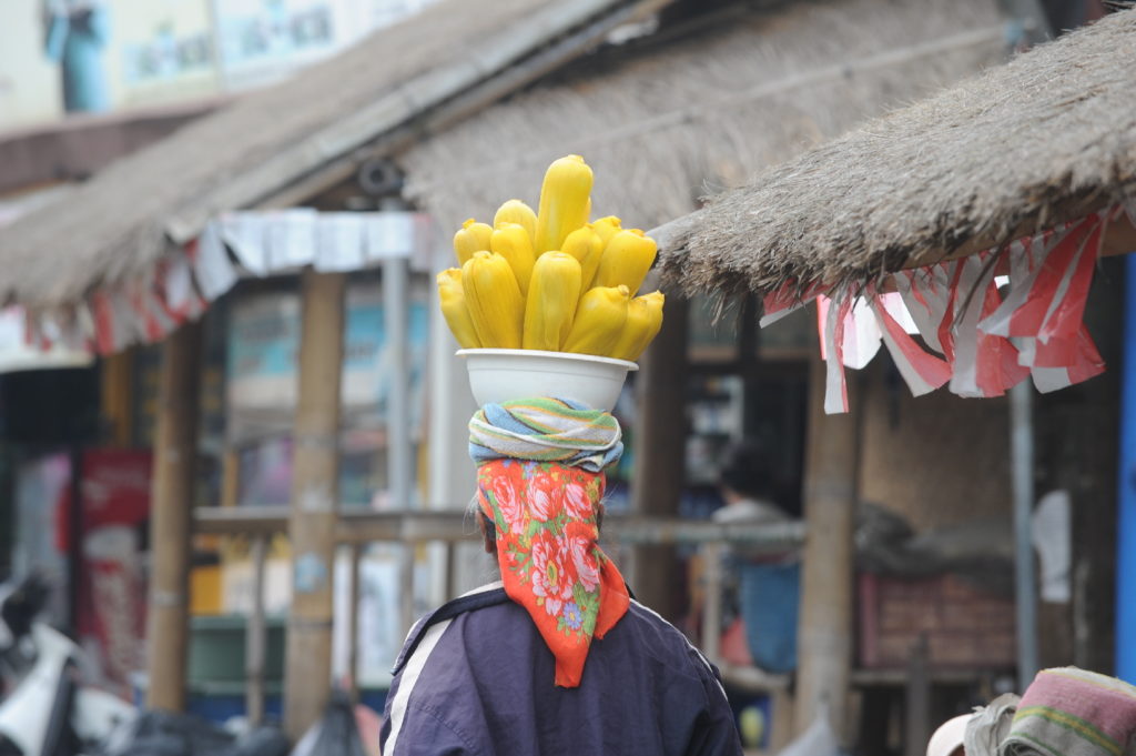 femme portant du maïs sur sa tête au marché de bedugul