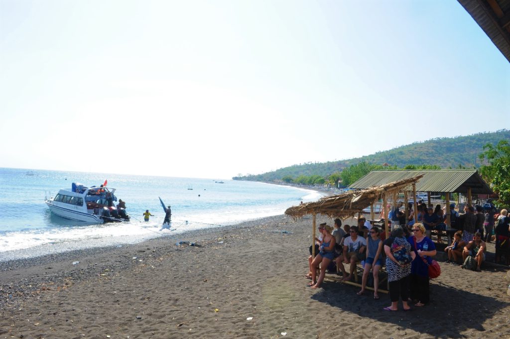 "salle d'attente" sur la plage d'Amed pour rejoindre les îles Gili