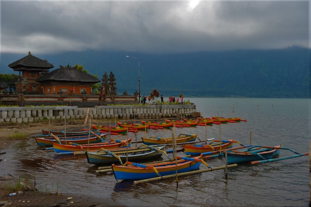 Pura Ulun Danu Bratan, danau beratan, le temple et les bateaux au premier plan