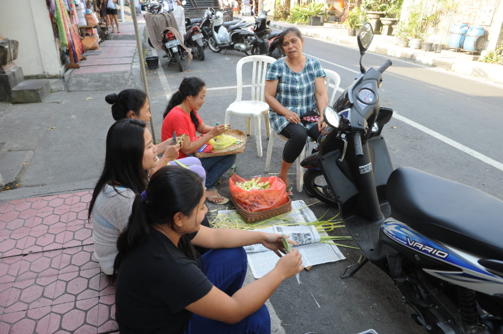 femmes préparant dans des fruits dans les rues d'ubud