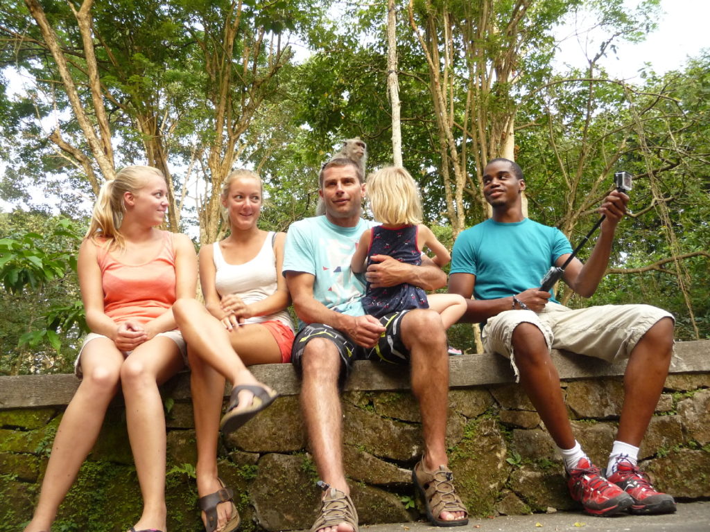 photo de famille à la monkey forest, ubud