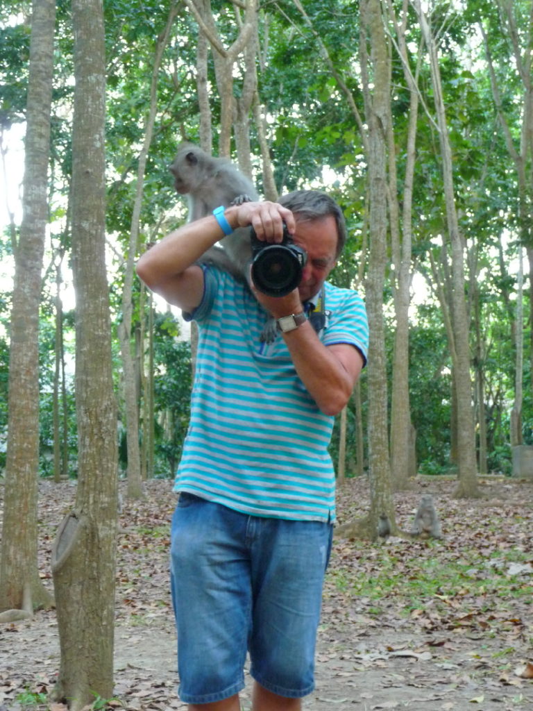 pépère photographiant avec un singe sur l'épaule à la monkey forest, ubud