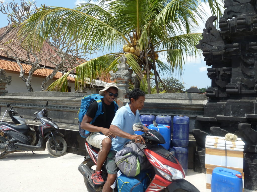 manu en scooter pour rejoindre notre logement sur nusa lembogan