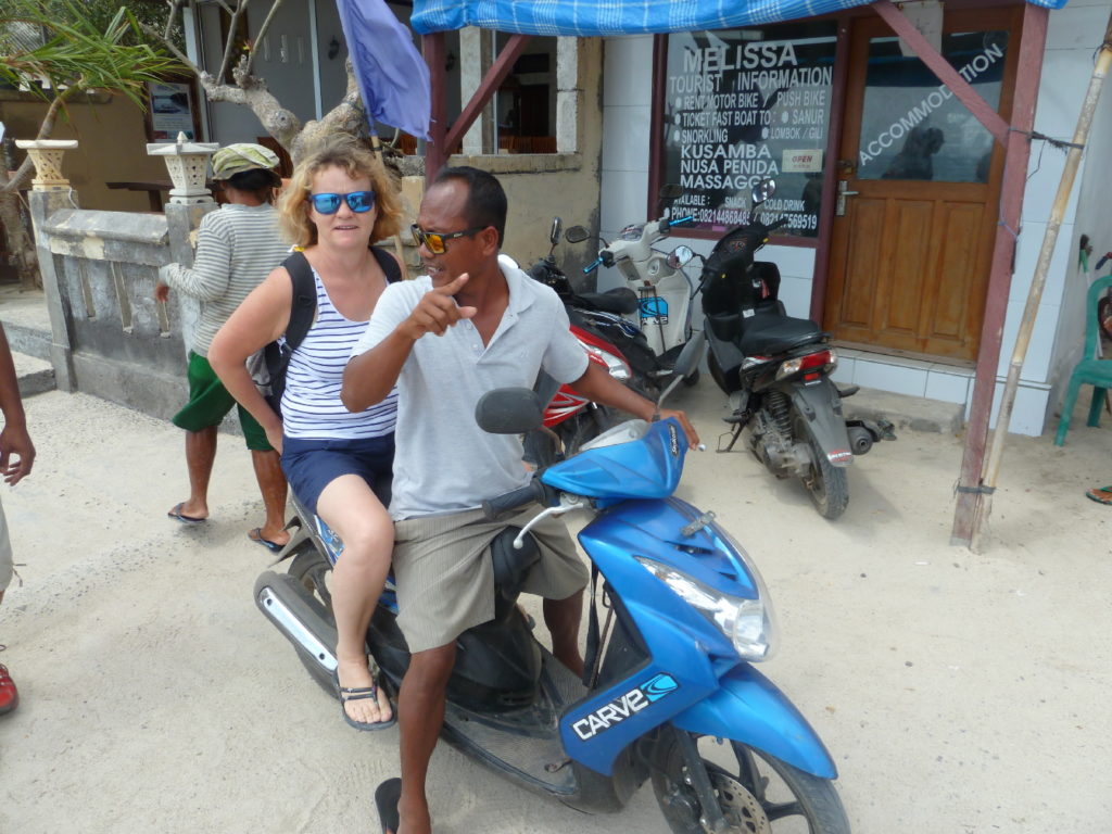 mamisa en scooter pour rejoindre notre logement sur nusa lembogan