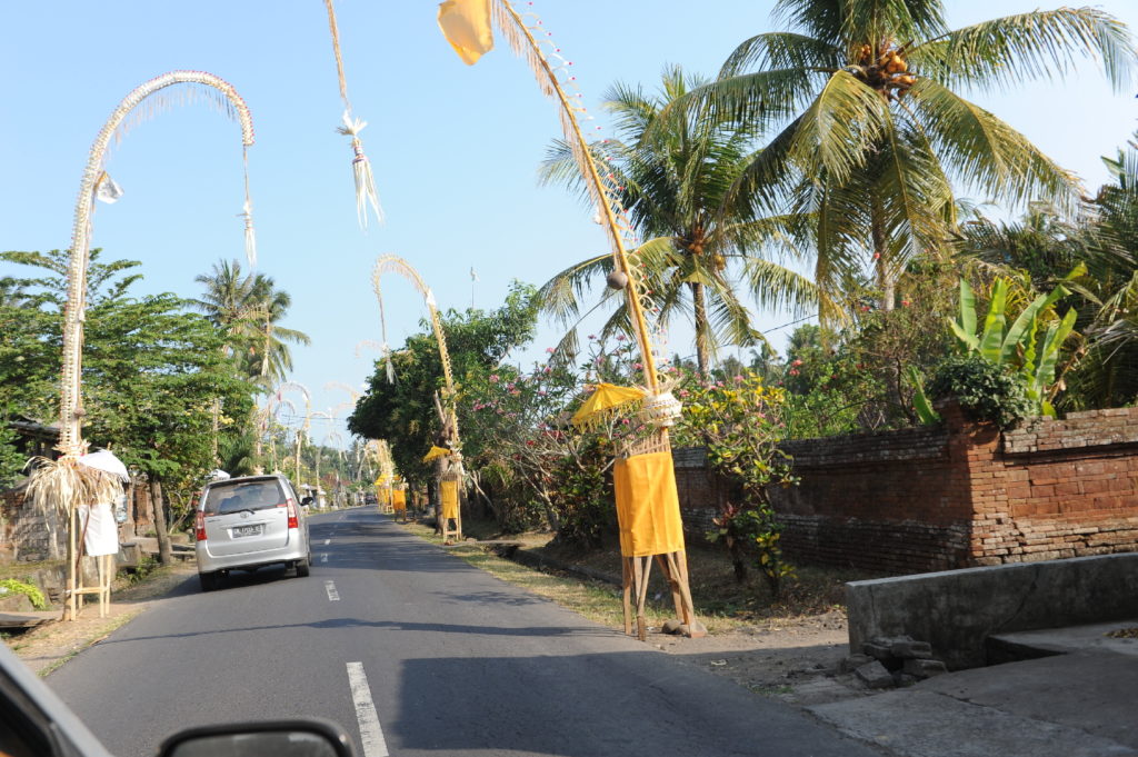 décorations sur le bord de la route entre balian beach et ubud