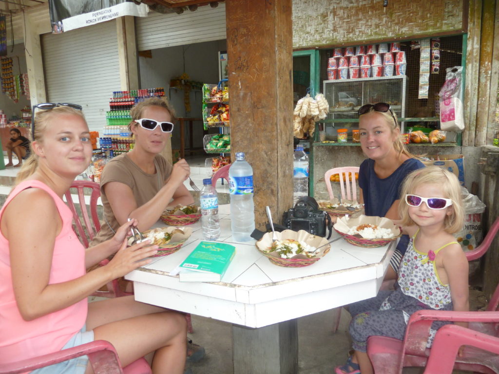 la famille en train de manger au restaurant en face de Pura Gunung Kawi Sebatu