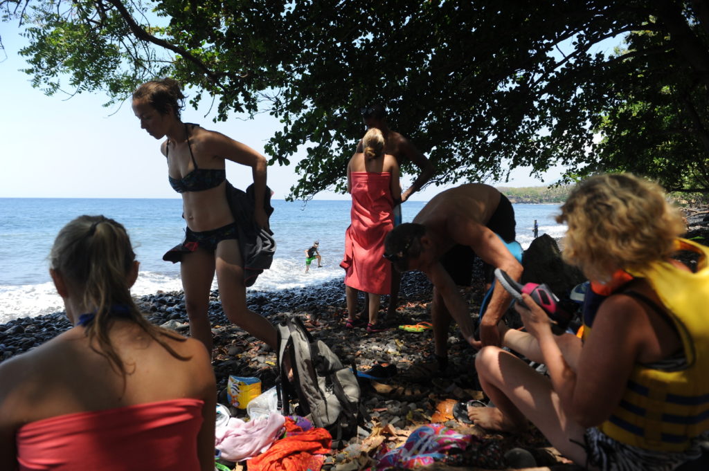 notre troupe sur la plage de galet de l'épave de l'USS Liberty, Tulamben, près d'Amed, Bali