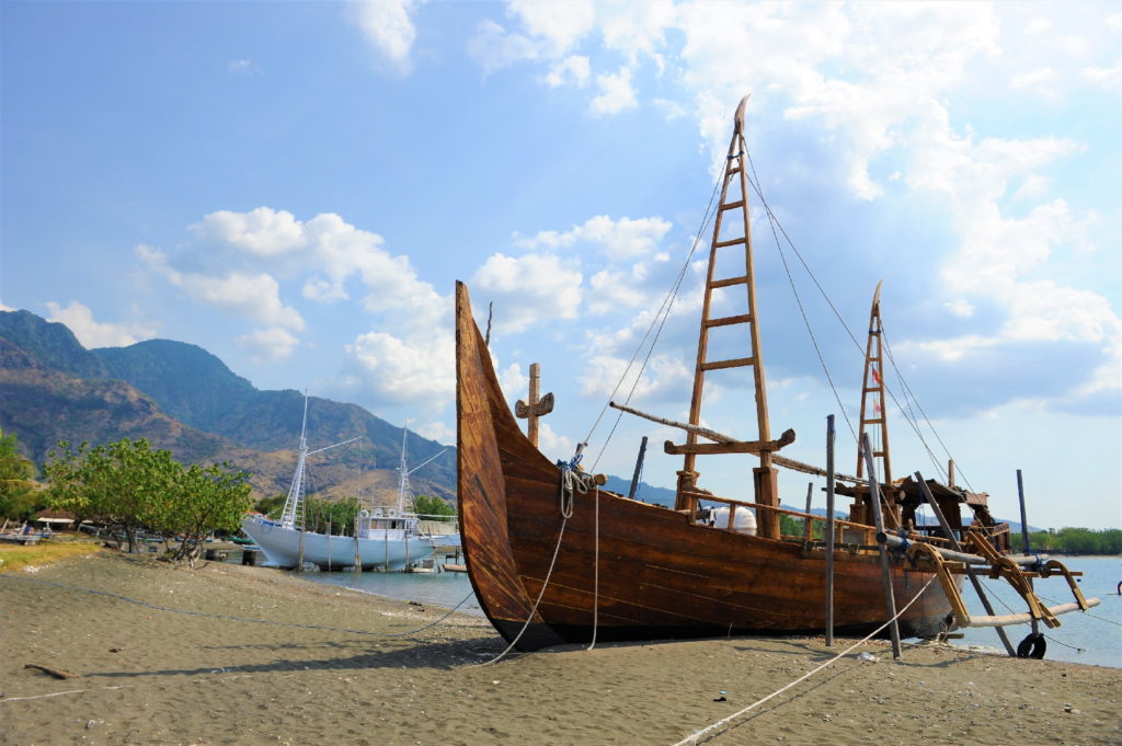 bateau sur la plage de Pemuteran