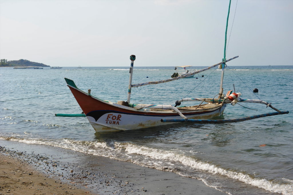 bateau sur la plage de Pemuteran