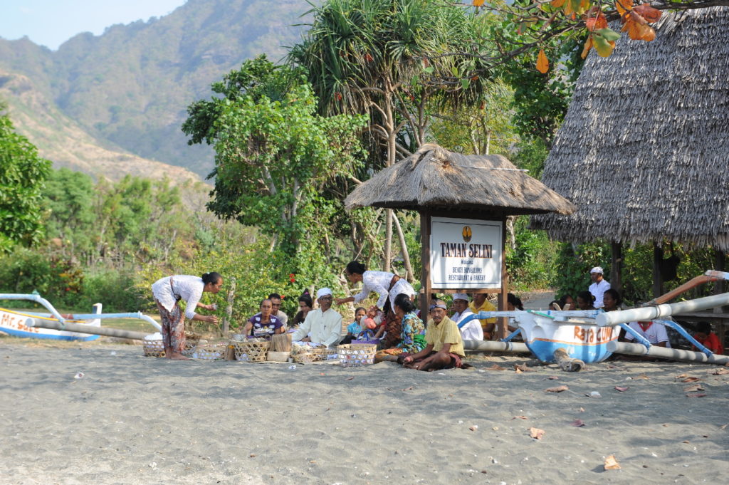 scène de vie sur la plage de Pemuteran