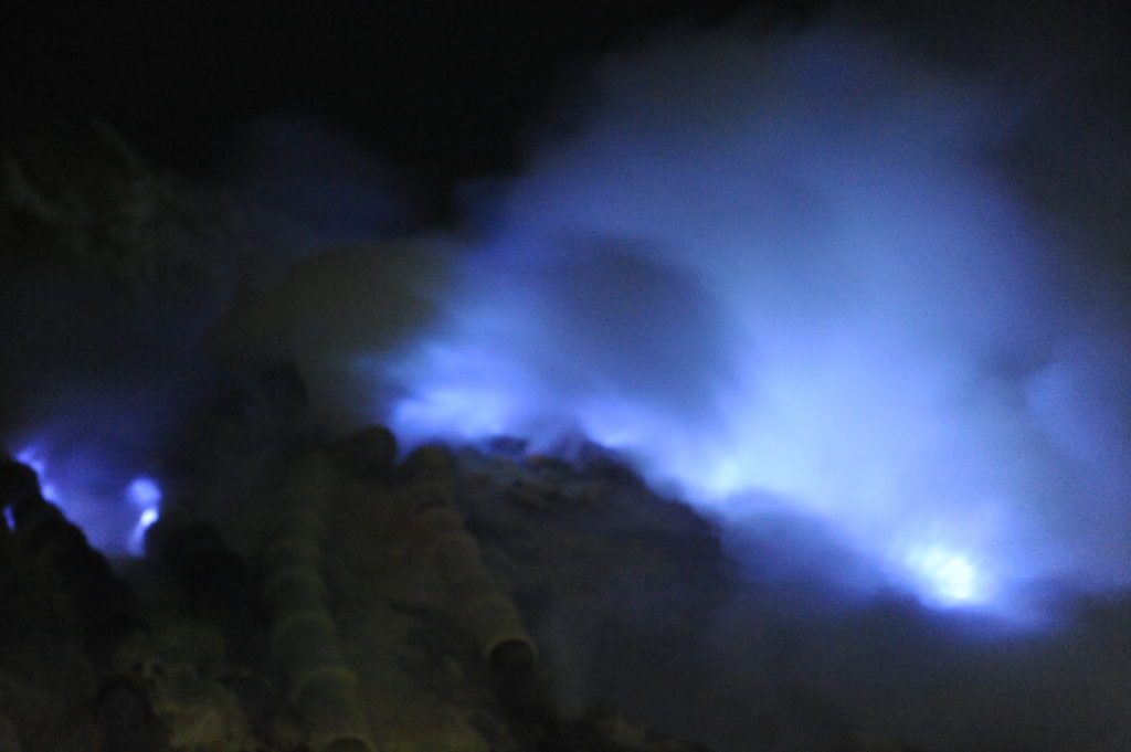 les flammes bleues dans le centre du cratère du volcan de souffre du Mont Kawah Ijen, Java, Indonésie