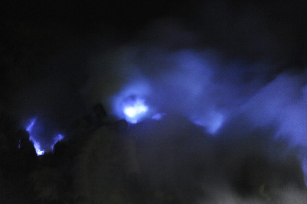 les flammes bleues dans le centre du cratère du volcan de souffre du Mont Kawah Ijen, Java, Indonésie