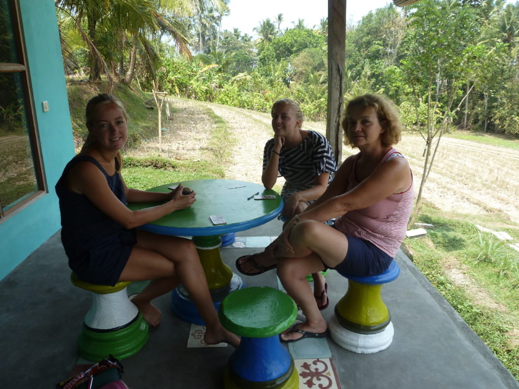 Maison dans les rizières à Balian Beach, Mamisa, Margot et Pauline au salon de jardin