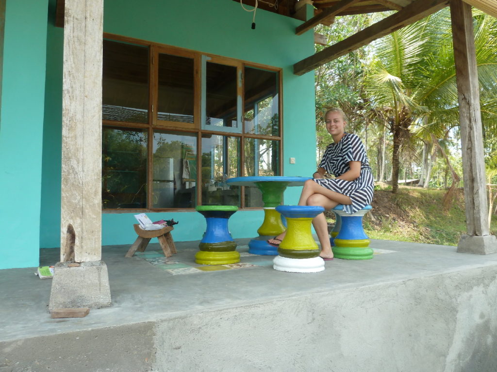 Maison dans les rizières à Balian Beach, Margot à la terrasse extérieure