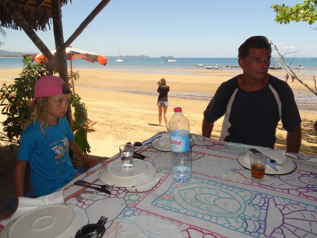 table de déjeuner sur l'île de sakatia