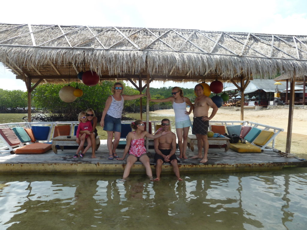 ponton salon flottant à mangrove nusa lembogan, presque toute la famille
