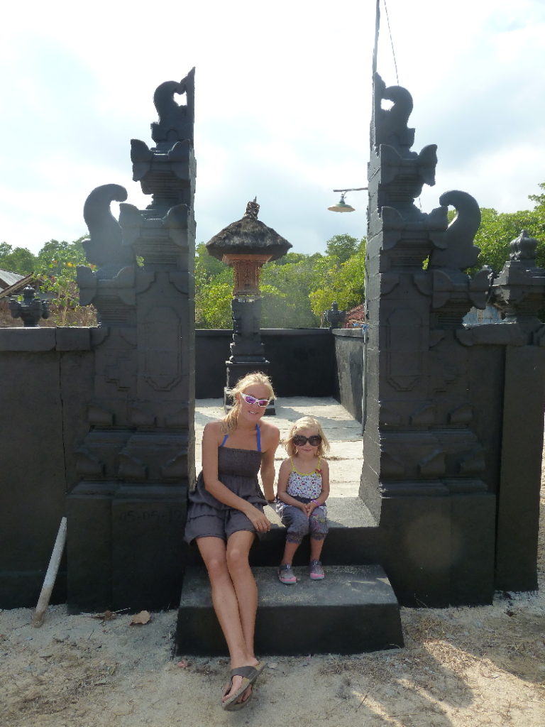 pauline et chatounette dans temple à nusa lembogan
