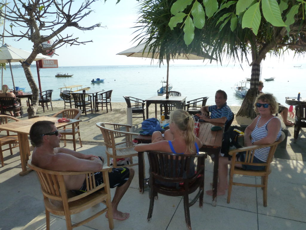 à la terrasse d'un café sur la plage, nusa lembogan