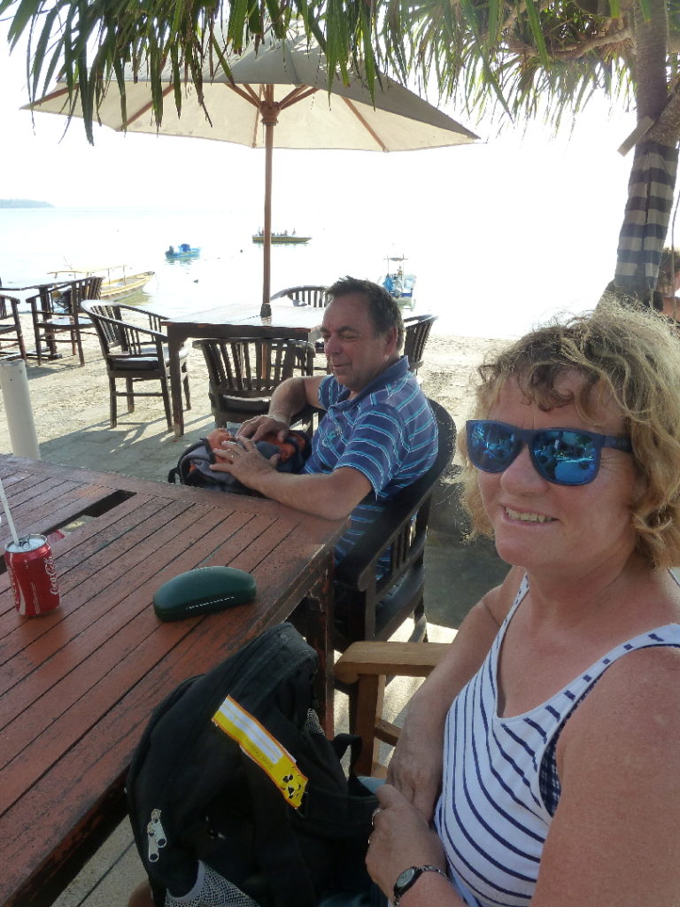mamisa et pépère à la terrasse d'un café sur la plage, nusa lembogan