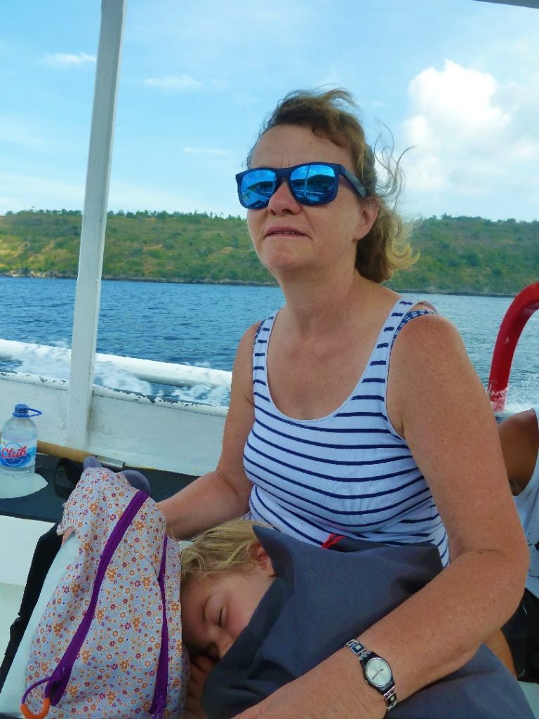 mamisa et chatounette dans le bateau à nusa lembogan