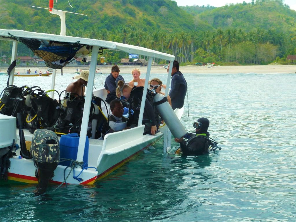 margot prête à plonger depuis le bateau à manta point, nusa lembogan