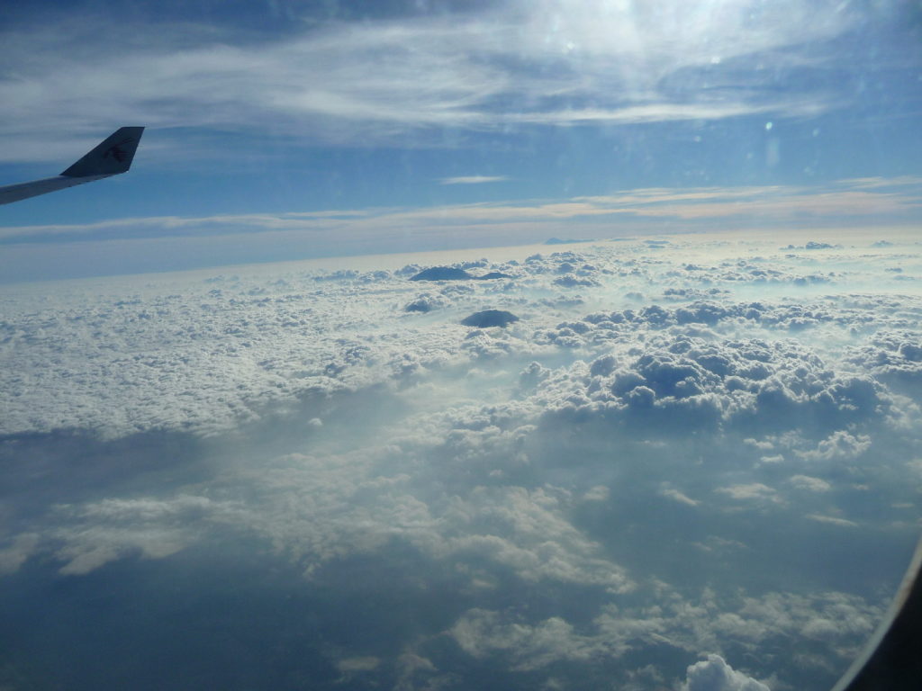 mer de nuages au-dessus des volcans indonésiens, vue depuis le hublot de l'avion
