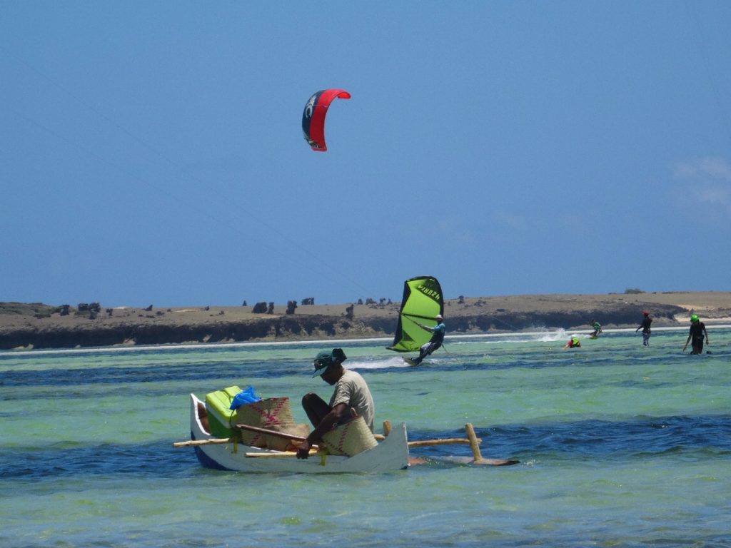 femme dans sa barque au beau milieu du spot de kitesurf, baie de sakalava, madagascar